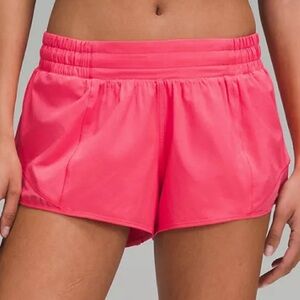 Lululemon shorty Hot Low-Rise Shorts 2.5” (SIZE TWO) Color Lip gloss